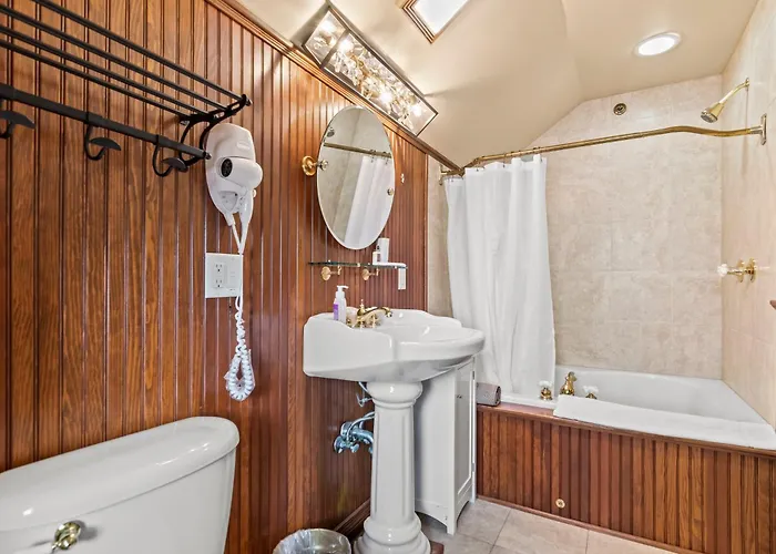 The Pasfield House 4* Springfield